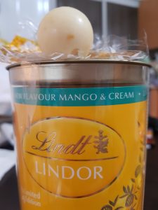 מותג העל השוויצרי Lindt האחראי על ייצור כדורי הטרפלס המפורסמים של LINDOR, יוצא עם מהדורה מוגבלת המיועדת לג'יימס ריצ'רדסון , בטעם שמנת מנגו