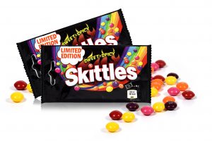 מותג הסוכריות האהוב Skittles גאה להשיק טעם חדש, מפתיע ו.. חריף!